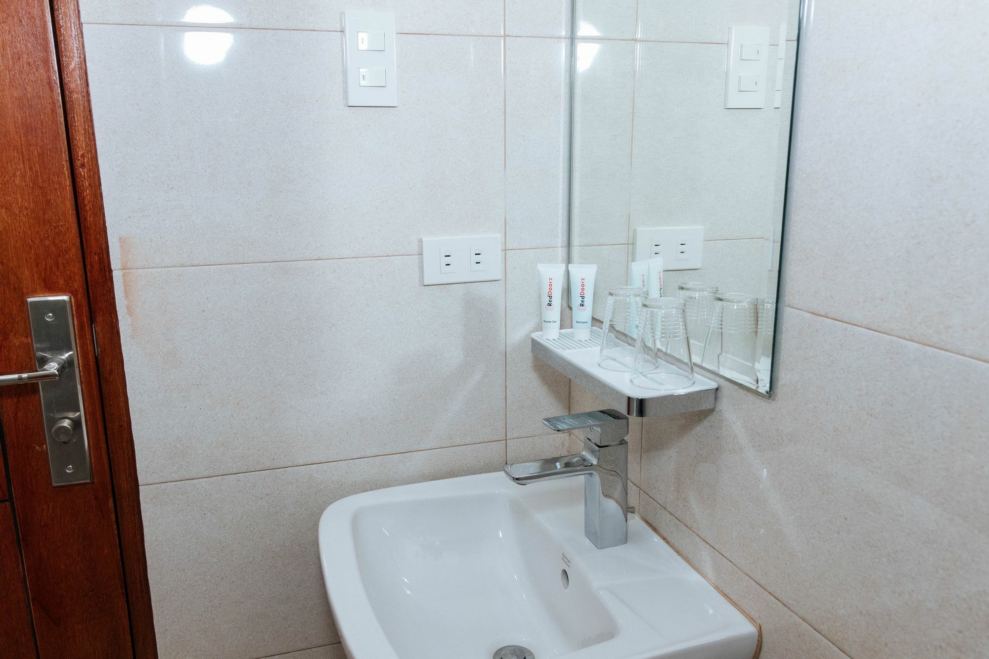 Reddoorz Premium @ Sampaloc Makati Hotel Makati City Bagian luar foto